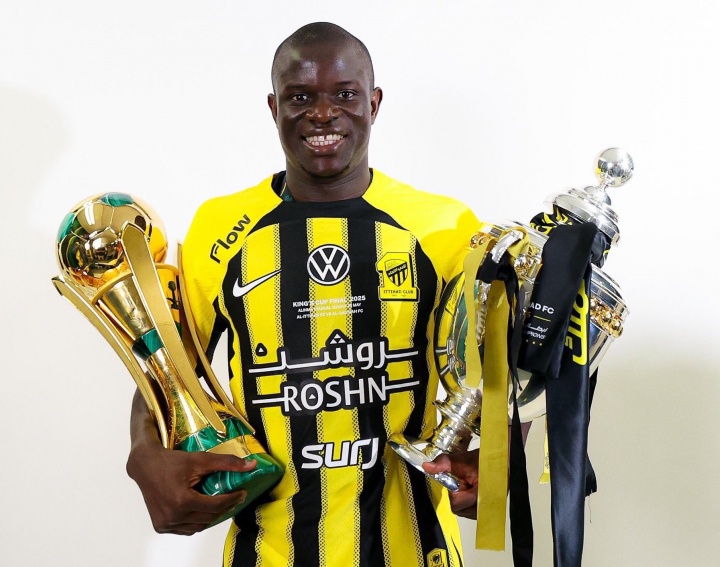 开云官方网站-降薪2000万！34岁坎特接受费内巴切提议，2500万欧年薪将只剩零头