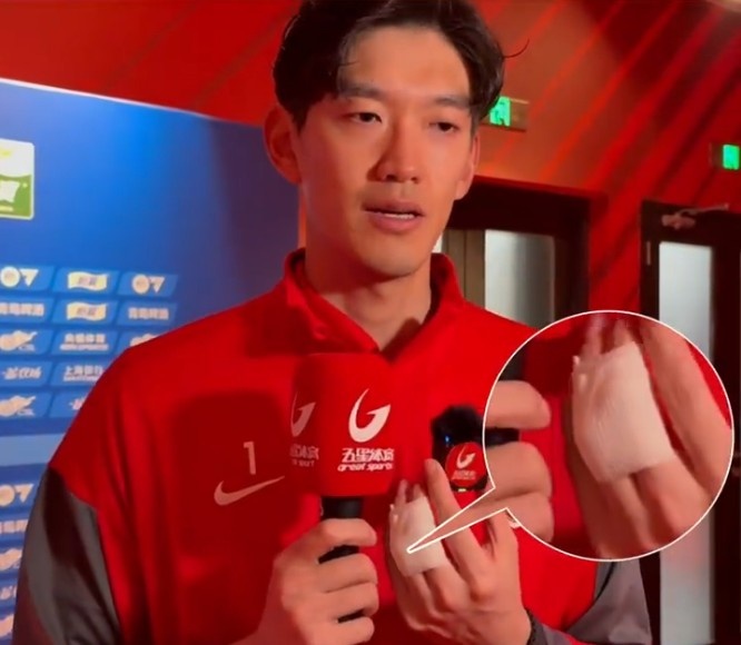 颜骏凌：赛前热身手指脱臼，这时候更需要给球队信心所以坚持完赛